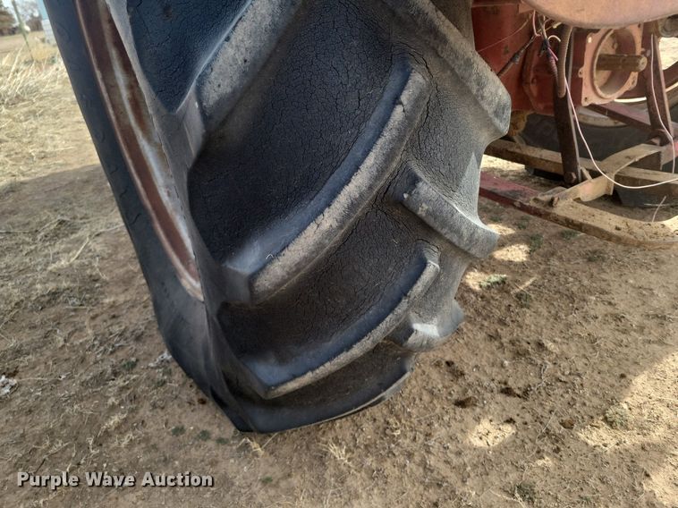 image for item KD9278 International 560 D  tractor