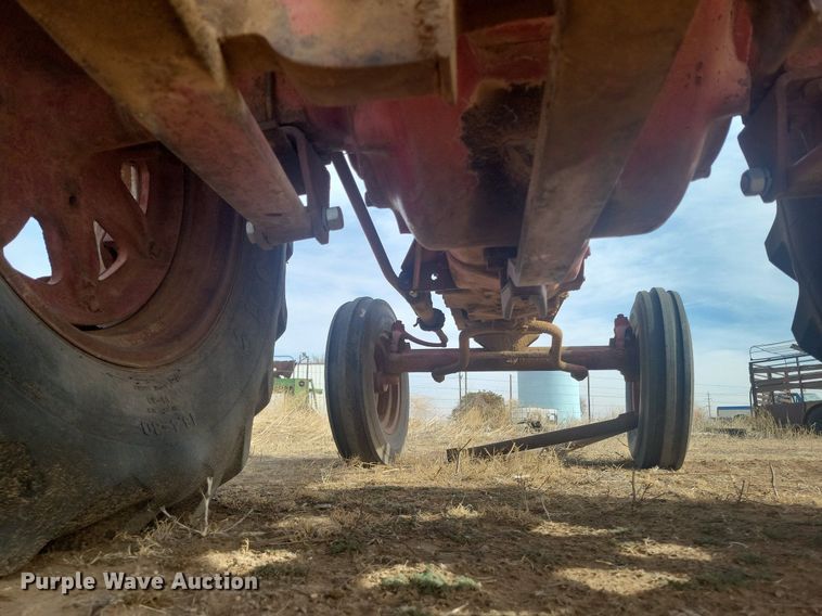 image for item KD9278 International 560 D  tractor