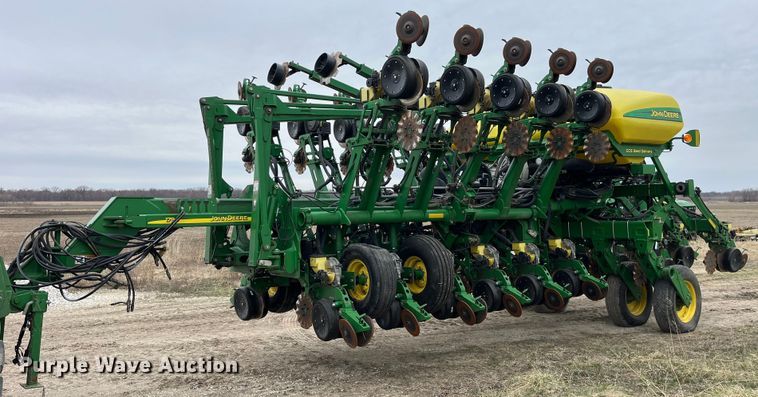 image for item LA9816 2009 John Deere 1790 planter