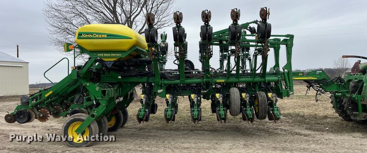 image for item LA9816 2009 John Deere 1790 planter