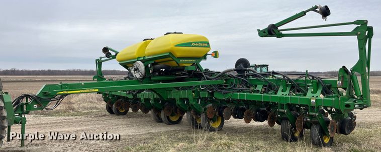 image for item LA9816 2009 John Deere 1790 planter
