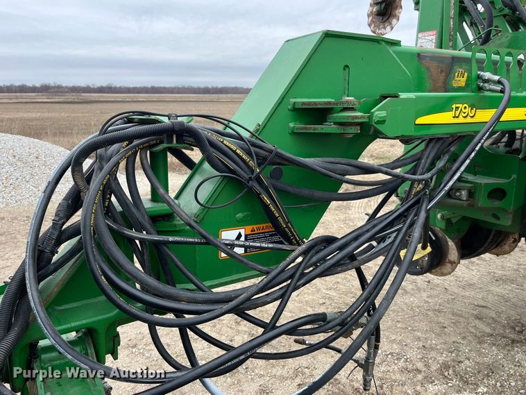 image for item LA9816 2009 John Deere 1790 planter