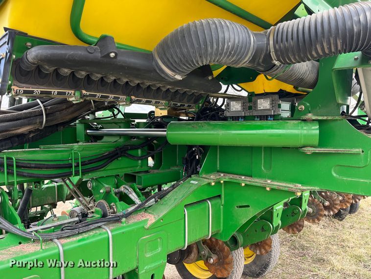 image for item LA9816 2009 John Deere 1790 planter