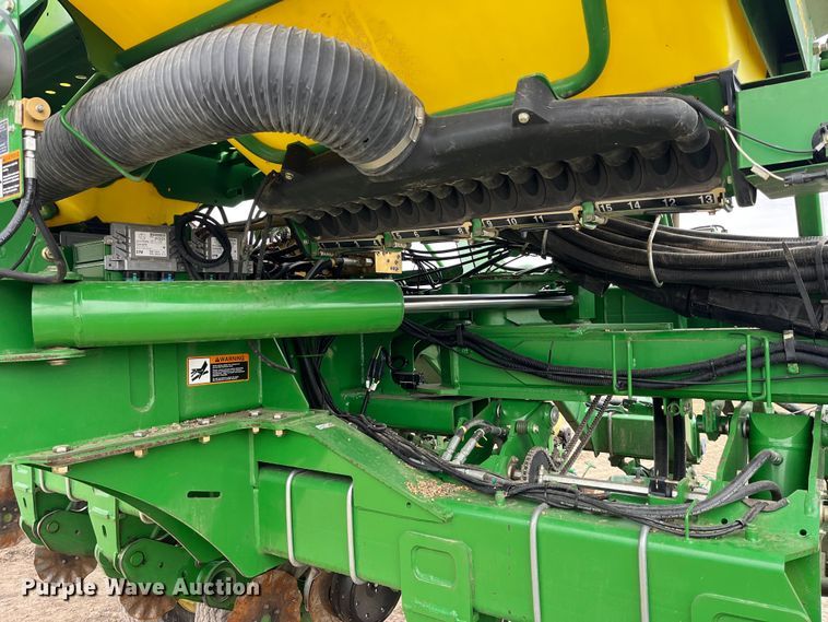 image for item LA9816 2009 John Deere 1790 planter