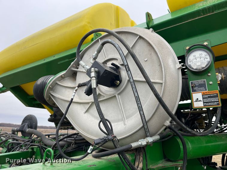 image for item LA9816 2009 John Deere 1790 planter