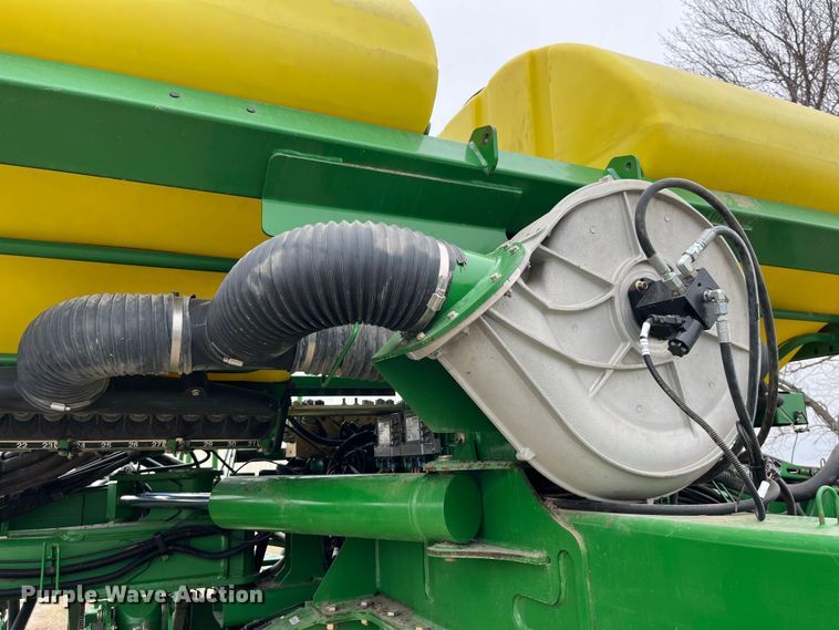 image for item LA9816 2009 John Deere 1790 planter