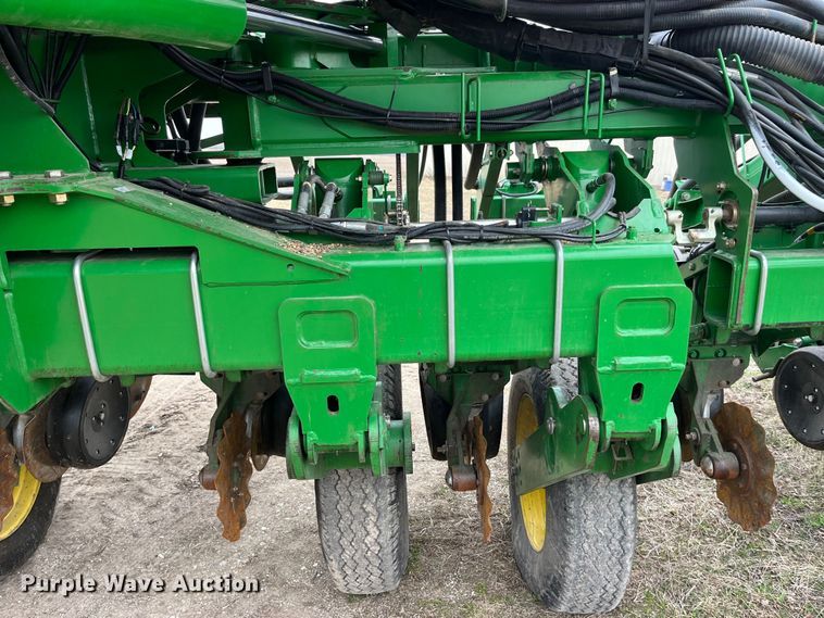 image for item LA9816 2009 John Deere 1790 planter