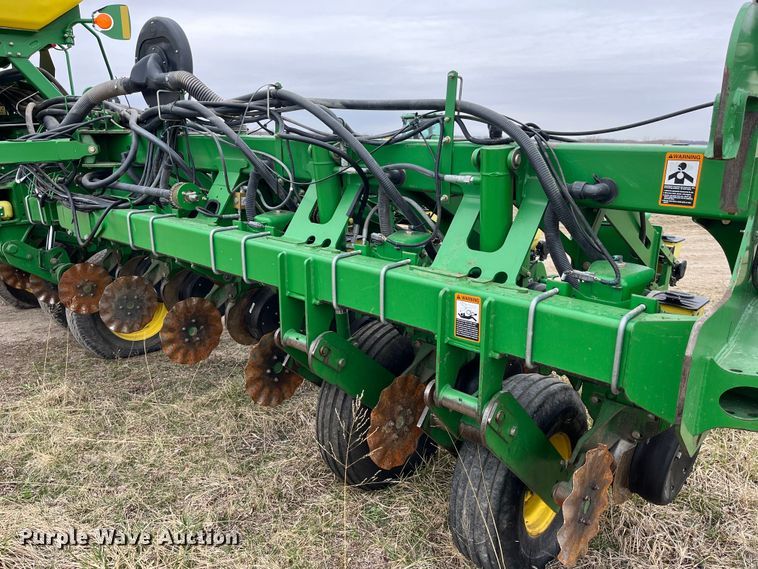 image for item LA9816 2009 John Deere 1790 planter