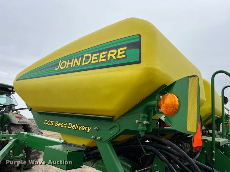 image for item LA9816 2009 John Deere 1790 planter
