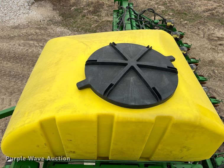 image for item LA9816 2009 John Deere 1790 planter