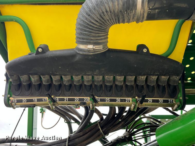 image for item LA9816 2009 John Deere 1790 planter