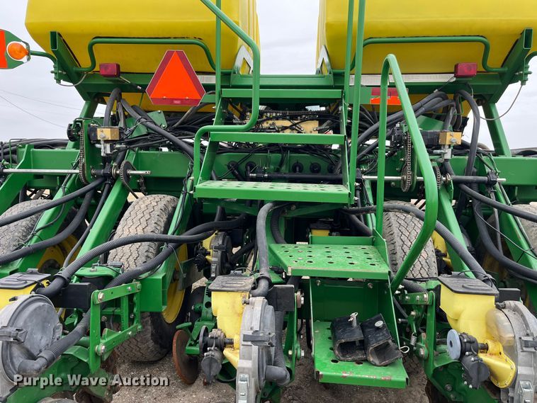 image for item LA9816 2009 John Deere 1790 planter
