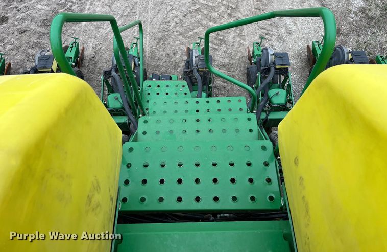 image for item LA9816 2009 John Deere 1790 planter