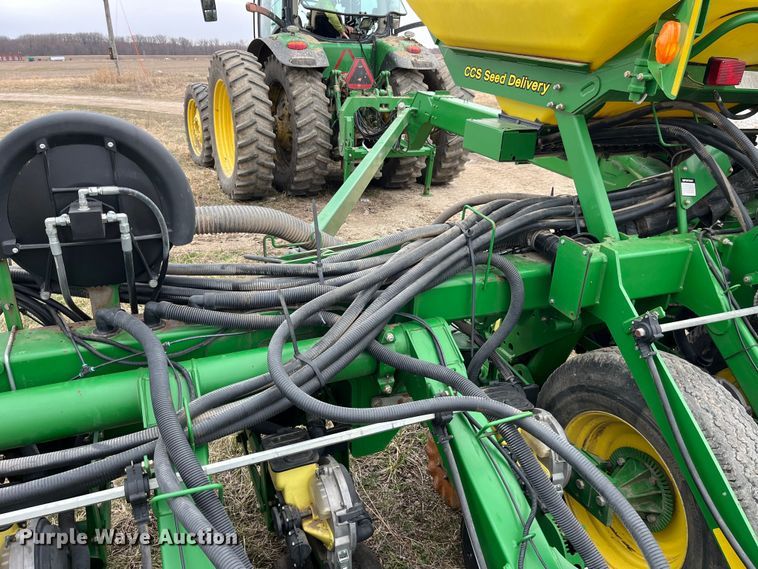 image for item LA9816 2009 John Deere 1790 planter