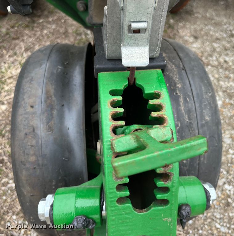 image for item LA9816 2009 John Deere 1790 planter