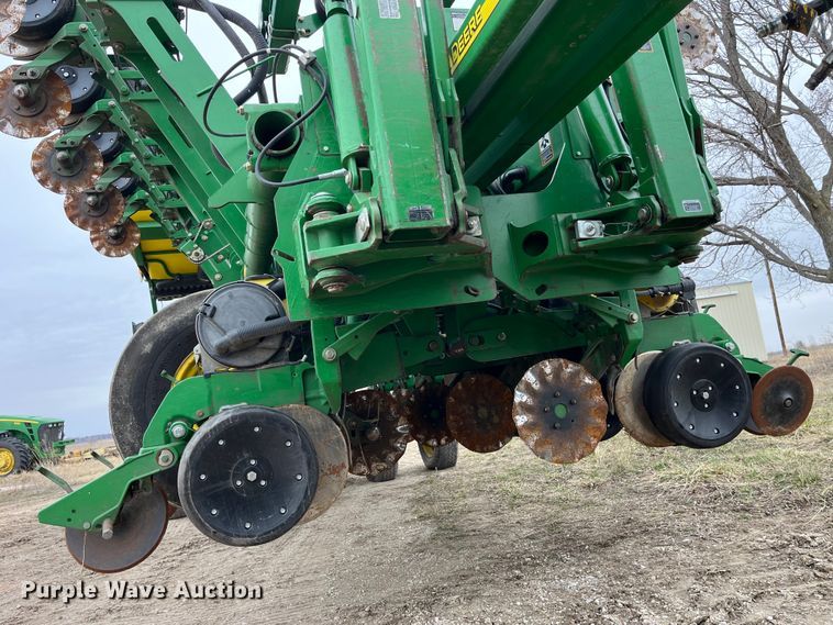 image for item LA9816 2009 John Deere 1790 planter