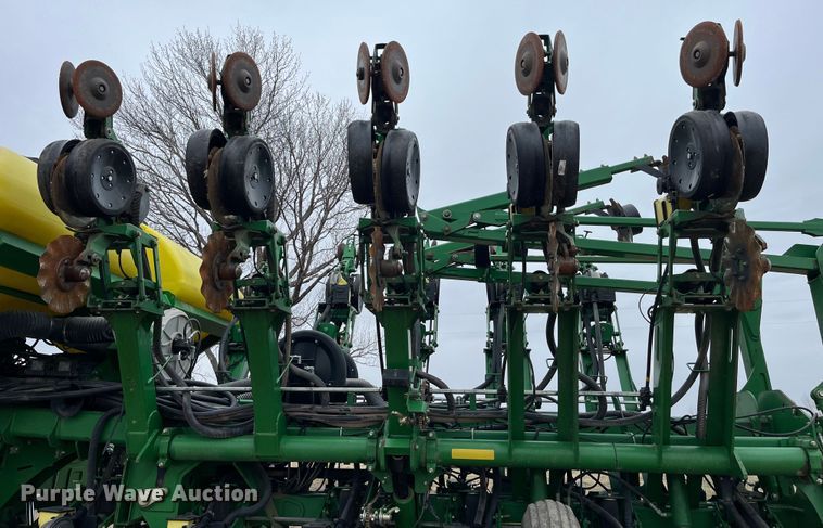 image for item LA9816 2009 John Deere 1790 planter