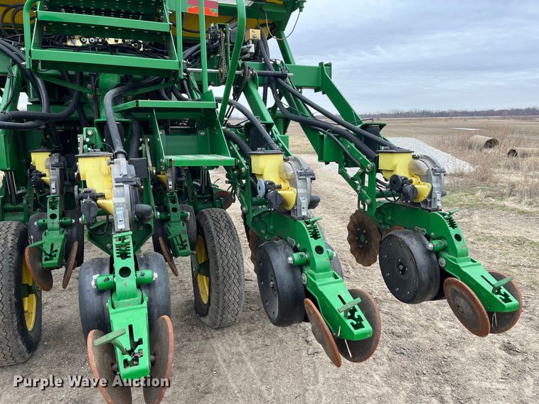 image for item LA9816 2009 John Deere 1790 planter
