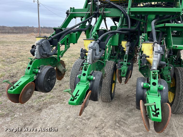 image for item LA9816 2009 John Deere 1790 planter
