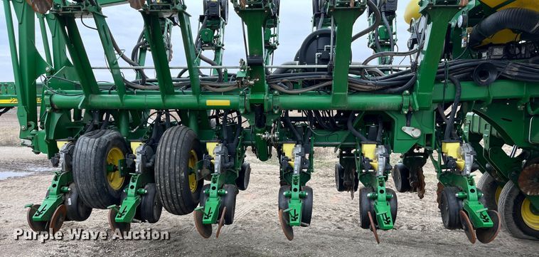 image for item LA9816 2009 John Deere 1790 planter