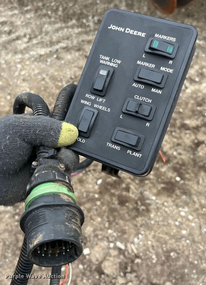 image for item LA9816 2009 John Deere 1790 planter