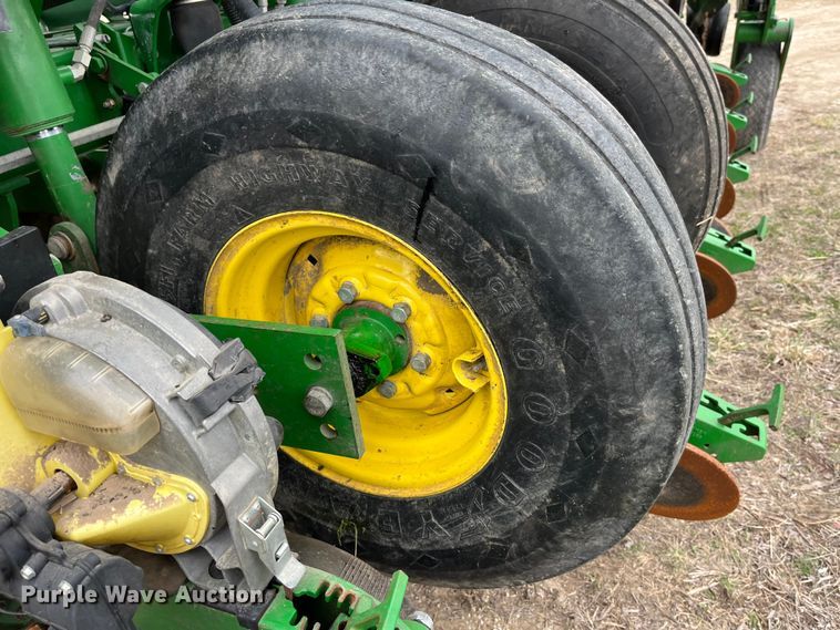 image for item LA9816 2009 John Deere 1790 planter