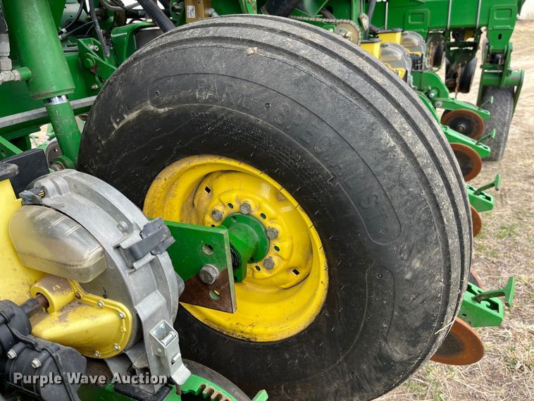 image for item LA9816 2009 John Deere 1790 planter