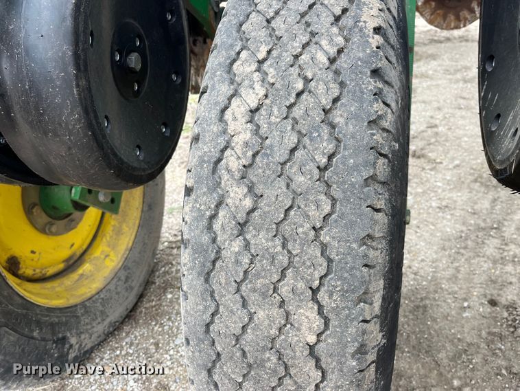 image for item LA9816 2009 John Deere 1790 planter
