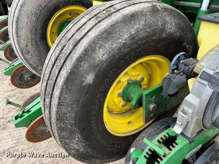 image for item LA9816 2009 John Deere 1790 planter