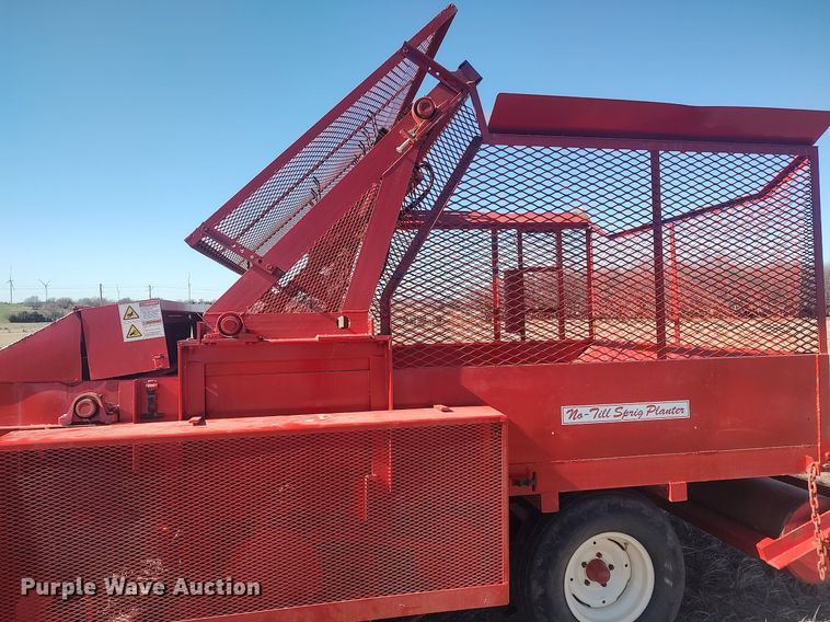 image for item LG9587 Bermuda King 8/96/N C-TILL  no-till planter