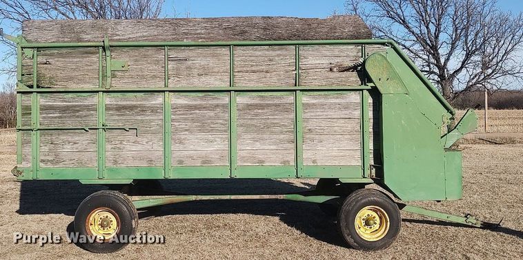 image for item LG9599 John Deere E0125  silage wagon