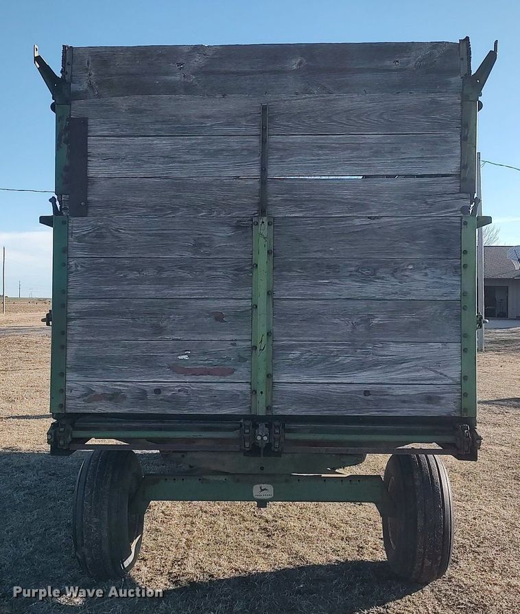 image for item LG9599 John Deere E0125  silage wagon