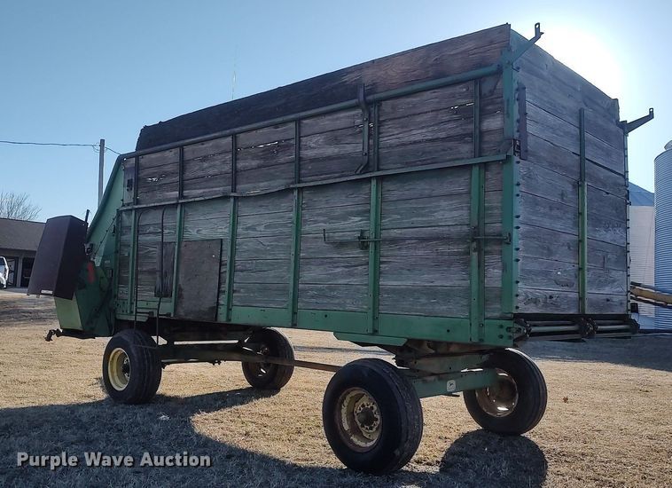 image for item LG9599 John Deere E0125  silage wagon