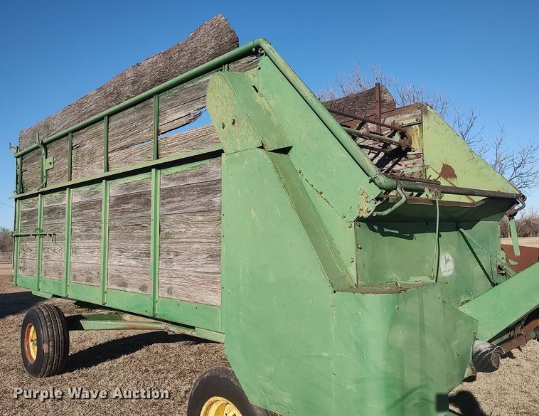 image for item LG9599 John Deere E0125  silage wagon