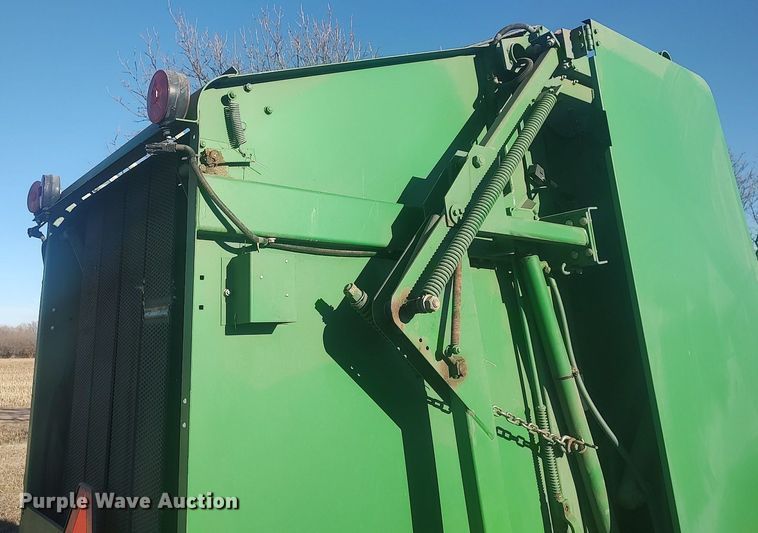 image for item LG9600 John Deere 435  round baler