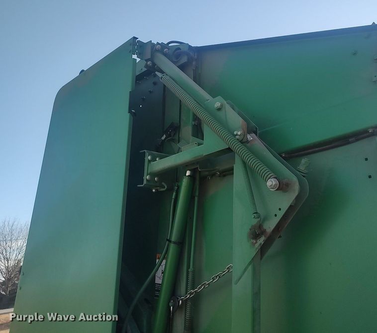 image for item LG9600 John Deere 435  round baler