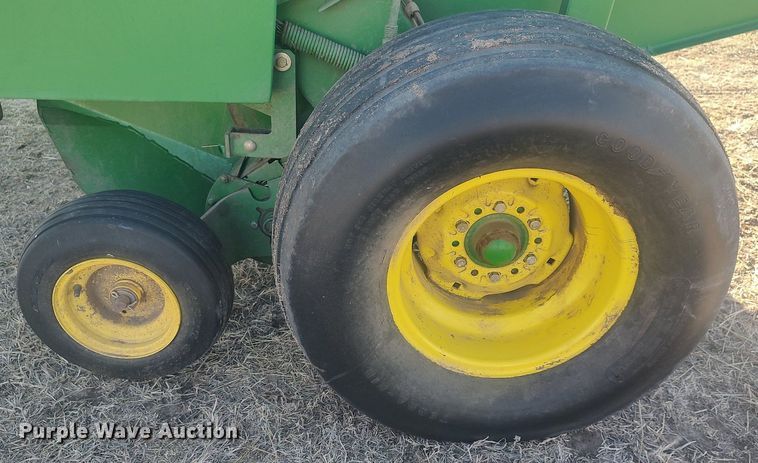 image for item LG9600 John Deere 435  round baler