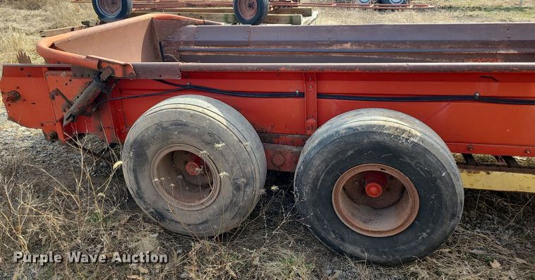 image for item LH9828 New Holland 679  manure spreader