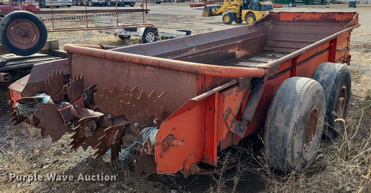 image for item LH9828 New Holland 679  manure spreader