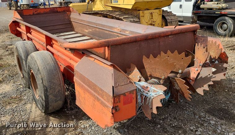 image for item LH9828 New Holland 679  manure spreader