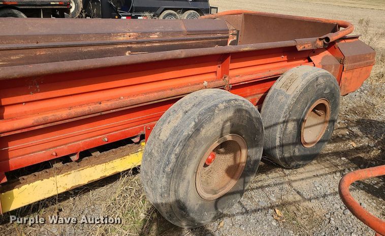 image for item LH9828 New Holland 679  manure spreader