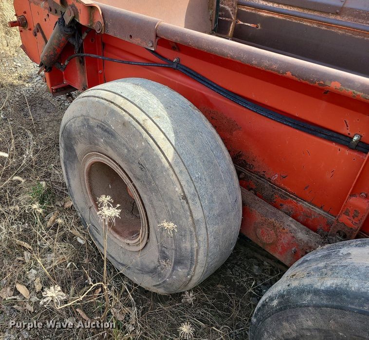 image for item LH9828 New Holland 679  manure spreader