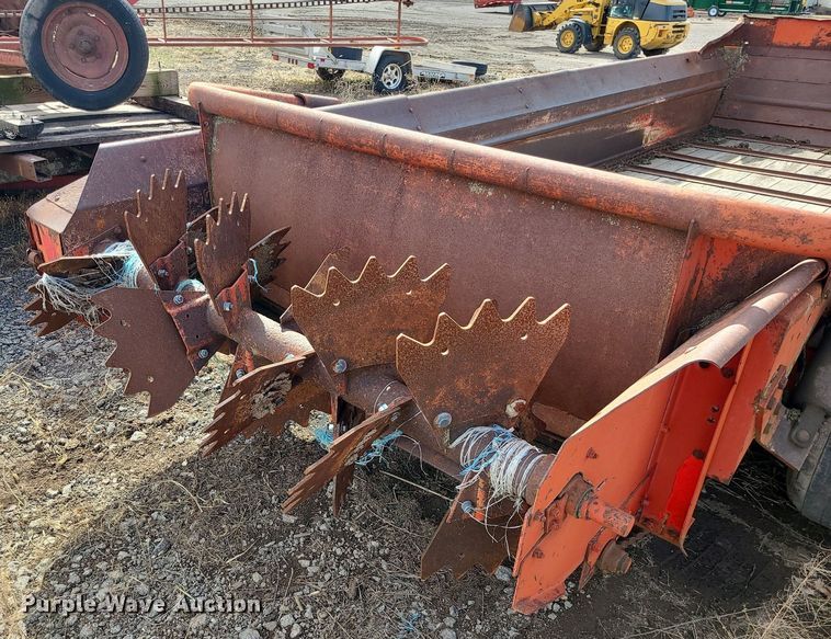 image for item LH9828 New Holland 679  manure spreader