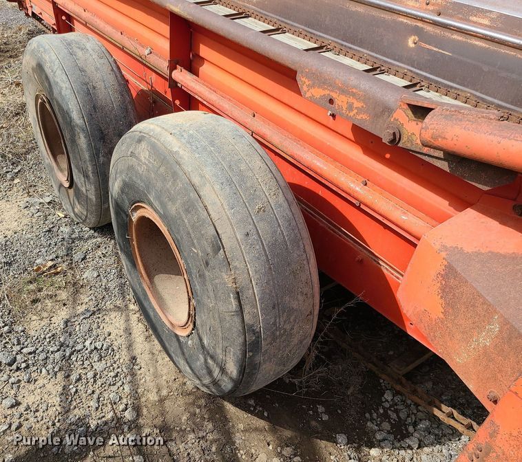 image for item LH9828 New Holland 679  manure spreader