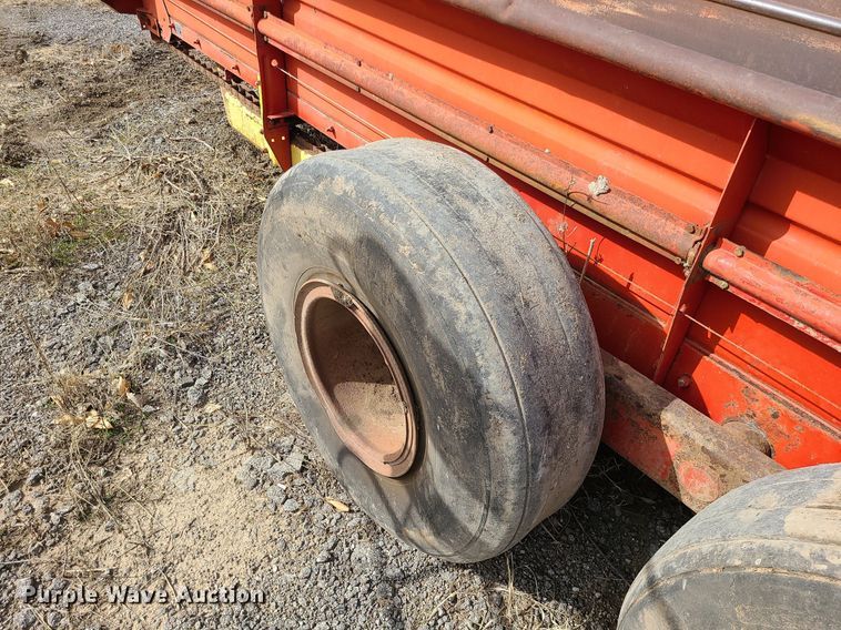image for item LH9828 New Holland 679  manure spreader