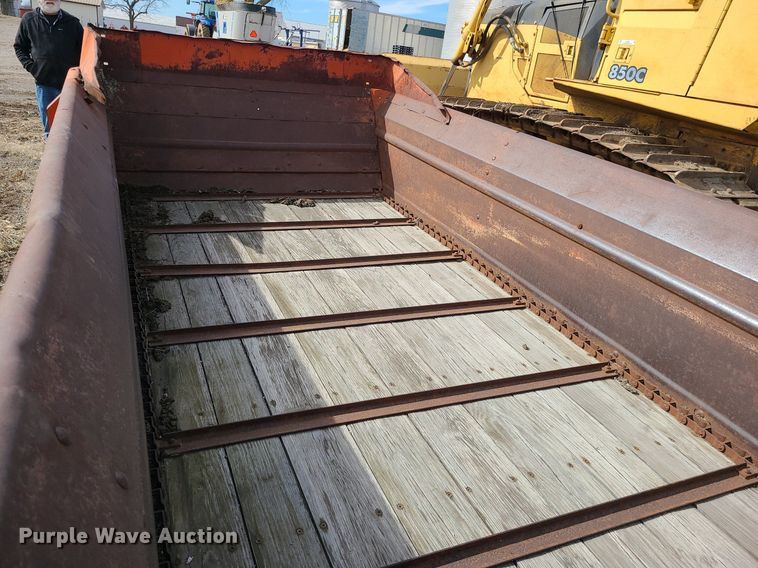 image for item LH9828 New Holland 679  manure spreader