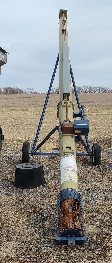 image for item LH9831 Harvest International T1032  auger