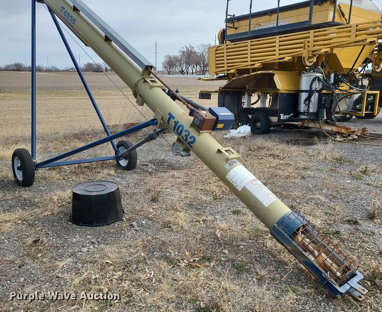 image for item LH9831 Harvest International T1032  auger