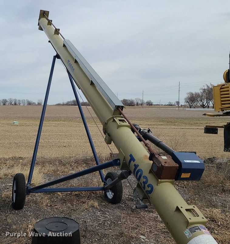 image for item LH9831 Harvest International T1032  auger