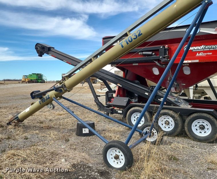 image for item LH9831 Harvest International T1032  auger